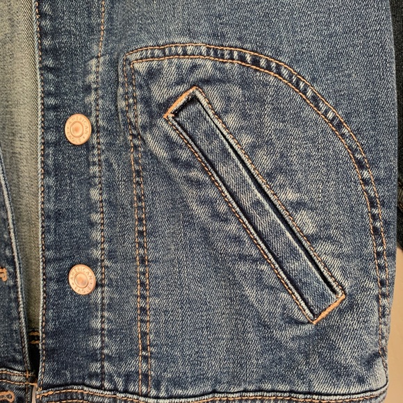 American Eagle Cropped Jean Jacket - Picture 3 of 4